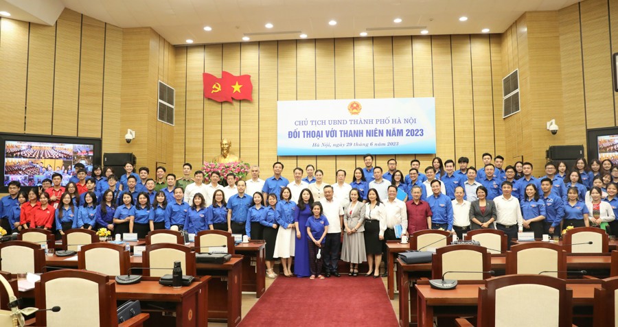 Chủ tịch UBND TP Hà Nội chụp ảnh lưu niệm với các thanh niên Thủ đô. 