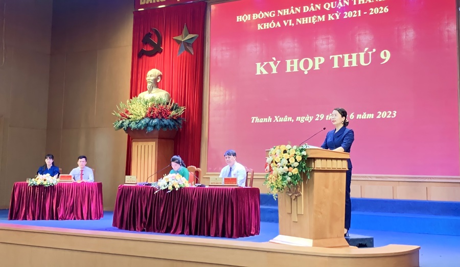 Ủy viên Ban Thường vụ Thành ủy, Bí thư Quận ủy Thanh Xuân Bùi Huyền Mai phát biểu tại kỳ họp.