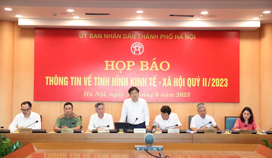 Chánh Văn phòng UBND TP Hà Nội Trương Việt Dũng trả lời tại buổi họp báo. 