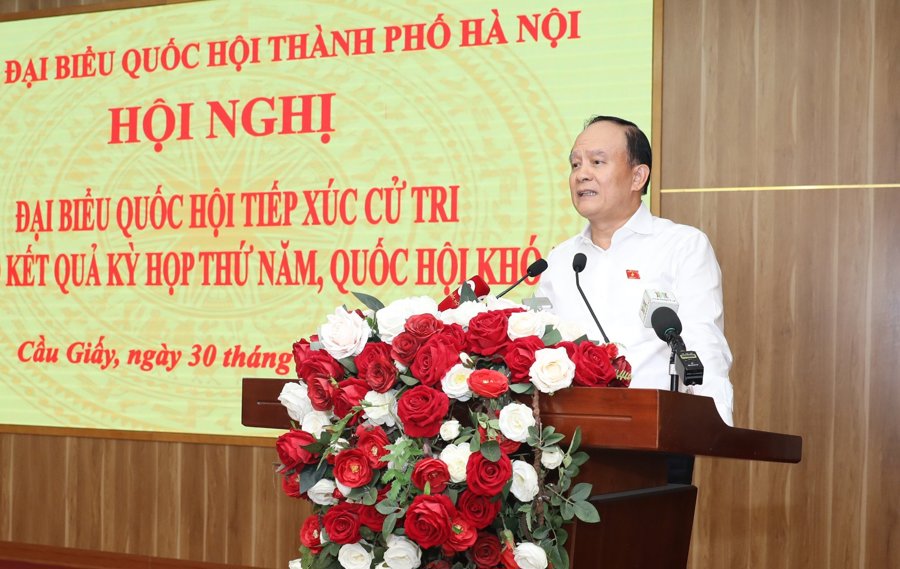 Phó Bí thư Thành ủy, Chủ tịch HĐND TP, Phó trưởng Đoàn đại biểu Quốc hội TP Hà Nội Nguyễn Ngọc Tuấn phát biểu tại hội nghị tiếp xúc cử tri