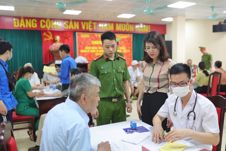 UBND phường Giáp Bát phối hợp với Ban Quân dân y quận Hoàng Mai, Viện Y học phóng xạ và U bướu quân đội tổ chức buổi khám, tư vấn sức khỏe. Ảnh: HM