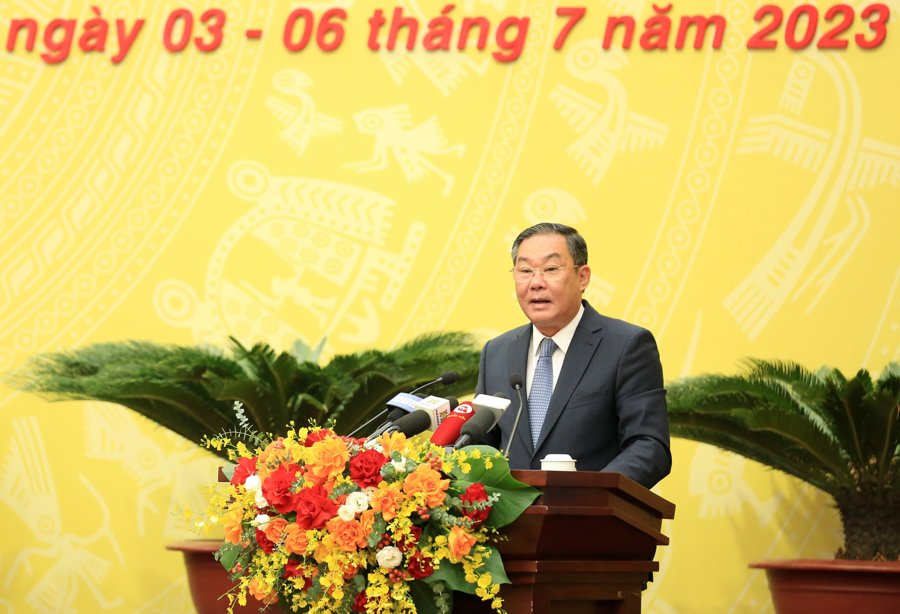 Phó Chủ tịch Thường trực UBND TP Hà Nội Lê Hồng Sơn trình bày báo cáo tại Kỳ họp. 