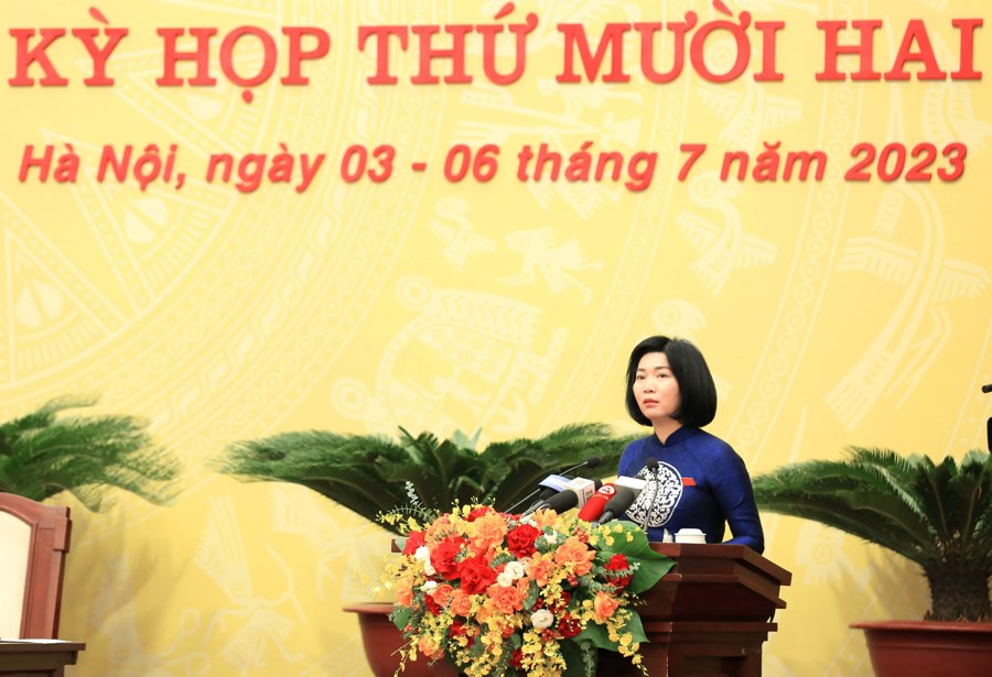 Phó Chủ tịch Thường trực HĐND thành phố Hà Nội Phùng Thị Hồng Hà trình bày báo cáo tại Kỳ họp.