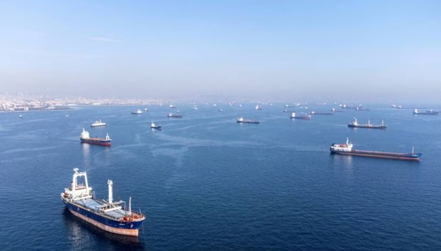 Các tàu thương mại, một số trong đó là một phần của Thỏa thuận ngũ cốc ở Biển Đen, chờ đợi để đi qua eo biển Bosphorus, ngoài khơi Thổ Nhĩ Kỳ vào năm 2022. Ảnh: Reuters