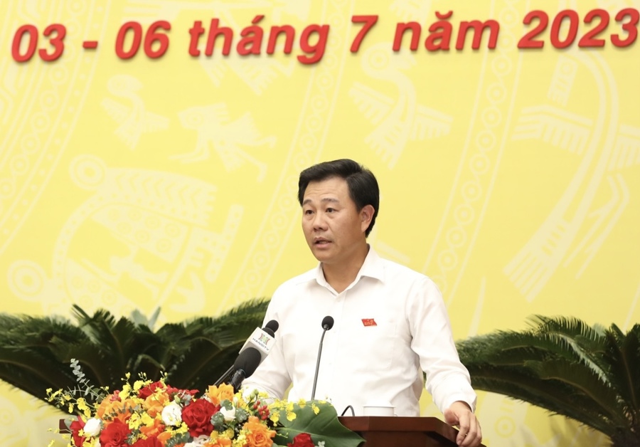 Giám đốc Sở NN&PTNT Hà Nội Nguyễn Xuân Đại trình bày Tờ trình của UBND Thành phố