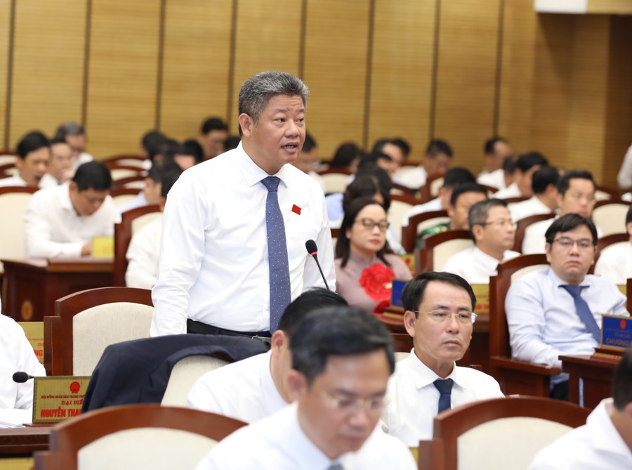 Phó Chủ tịch UBND TP Nguyễn Mạnh Quyền trả lời chất vấn. 