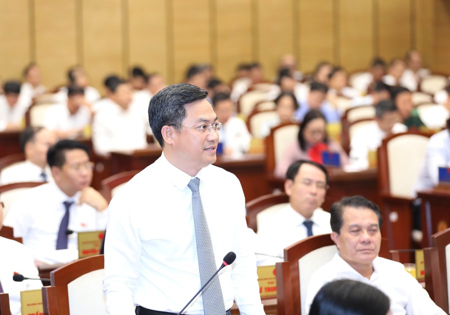 Phó Chủ tịch UBND TP Hà Nội Hà Minh Hải trả lời chất vấn. 