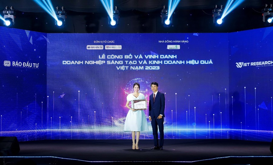 Đại diện Văn Phú – Invest nhận chứng nhận Top 10 Doanh nghiệp Sáng tạo và Kinh doanh hiệu quả Việt Nam 2023 ngành Bất động sản – Xây dựng