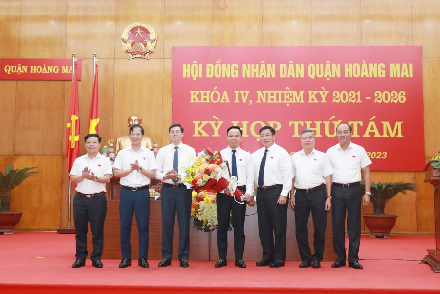 Lãnh đạo Quận ủy Hoàng Mai chúc mừng tân Phó Chủ tịch UBND quận Võ Xuân Trọng . Ảnh: TA