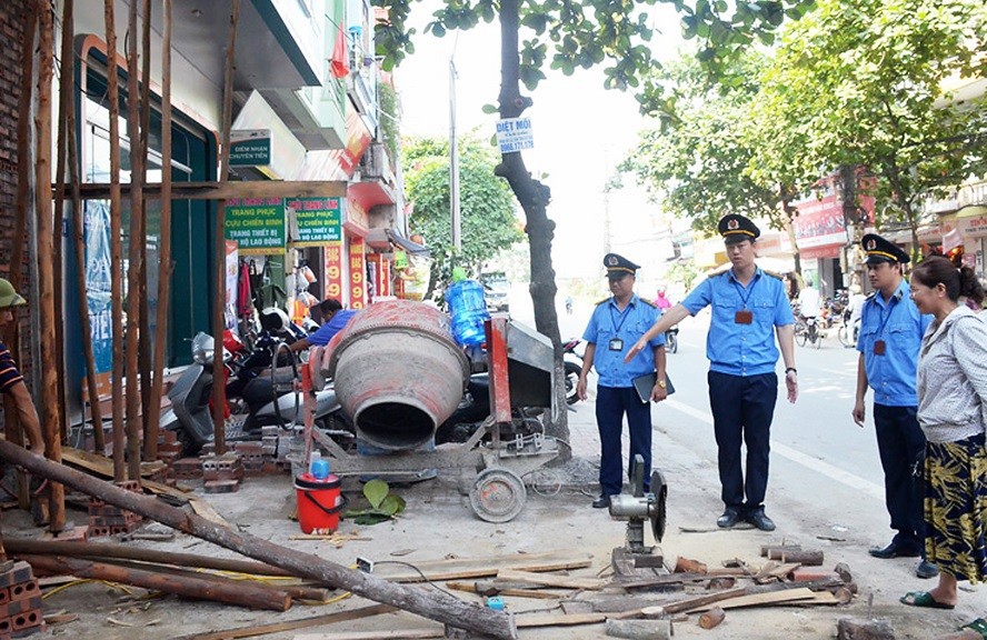 Đội quản lý trật tự xây dựng đô thị kiểm tra một công trình xây dựng trên địa bàn. Ảnh Thanh Hà