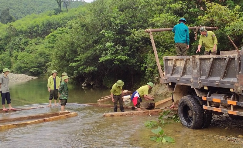 Lực lượng kiểm lâm tỉnh Hà Tĩnh phát hiện, thu giữ 30 hộp gỗ xẻ tập kết dưới suối Rào Giàng, xã Hương Lâm, huyện Hương Khê (tháng 5/2023)