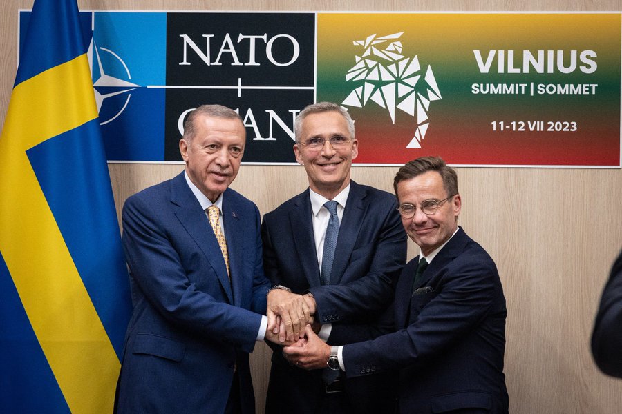 Tổng thư ký NATO Stoltenberg (giữa) gặp Tổng thống Thổ Nhĩ Kỳ Erdogan và Thủ tướng Thụy Điển Ulf Kristersson trước thềm hội nghị thượng đỉnh ở Vilnius. Ảnh: Twitter @jensstoltenberg