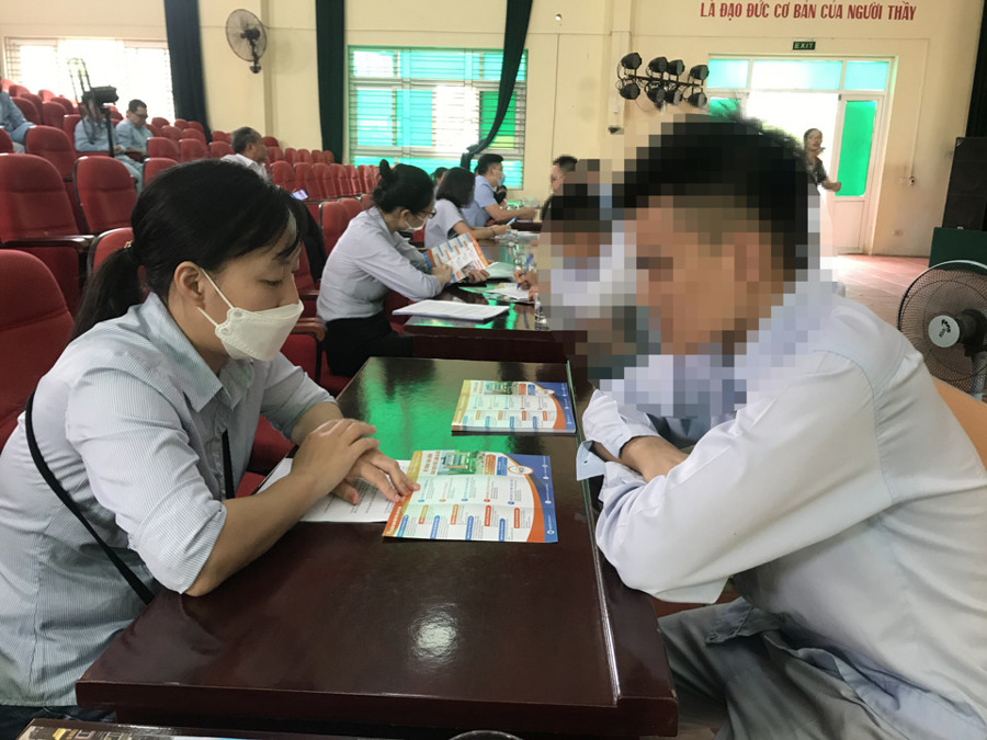 Học viên Cơ sở Cai nghiện ma túy số 3 Hà Nội đang được cán bộ Trung tâm Dịch vụ việc làm Hà Nội tư vấn, định hướng nghề nghiệp, tìm việc làm (Ảnh: Trần Oanh)    