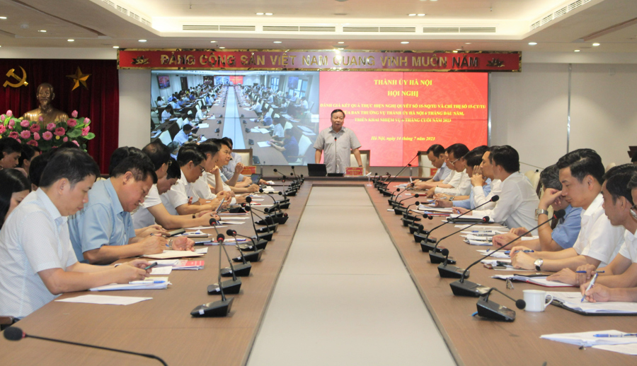 Phó Bí thư Thành ủy Nguyễn Văn Phong phát biểu tại hội nghị. 