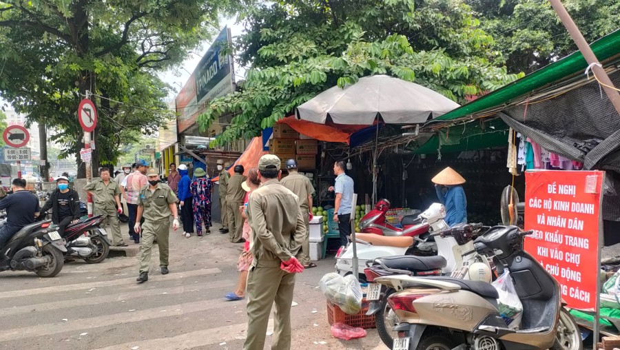 Ra quân lập lại trật tự khu Chợ đầu mối phía Nam (phường Hoàng Văn Thụ, quận Hoàng Mai). Ảnh HM