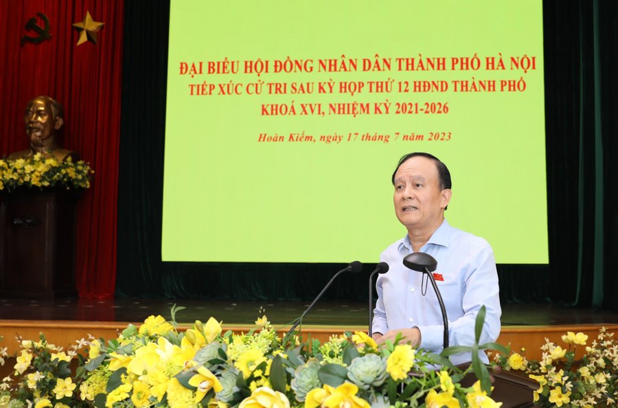 Chủ tịch HĐND Thành phố Hà Nội Nguyễn Ngọc Tuấn phát biểu tại Hội nghị tiếp xúc cử tri quận Hoàn Kiếm.