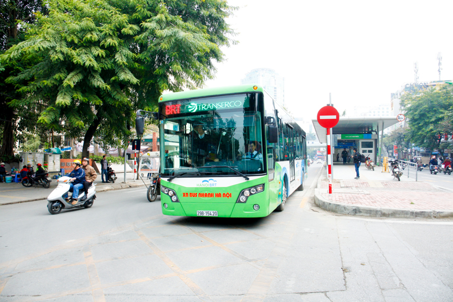 Sử dụng phương tiện vận tải hành khách công cộng, góp phần giảm thiểu ô nhiễm môi trường. Ảnh Hải Linh