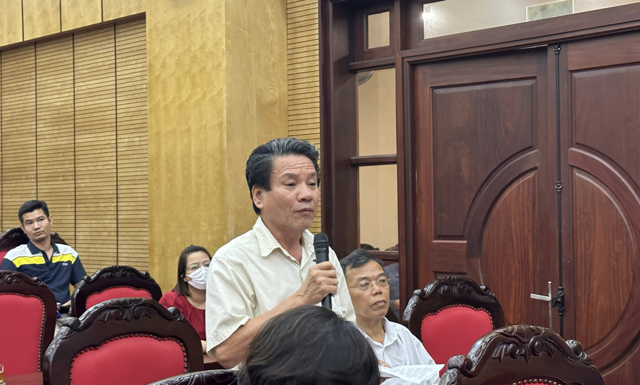 Cử tri quận Ba Đình phát biểu ý kiến tại hội nghị. 