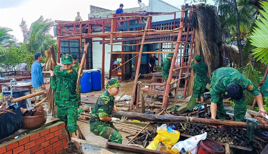 Cán bộ, chiến sĩ Đồn Biên phòng Khánh Hội giúp dân dựng lại nhà trong bão số 1