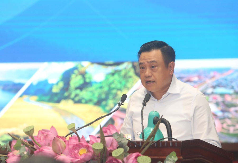 Chủ tịch UBND thành phố Hà Nội Trần Sỹ Thanh phát biểu tham luận tại hội nghị. 