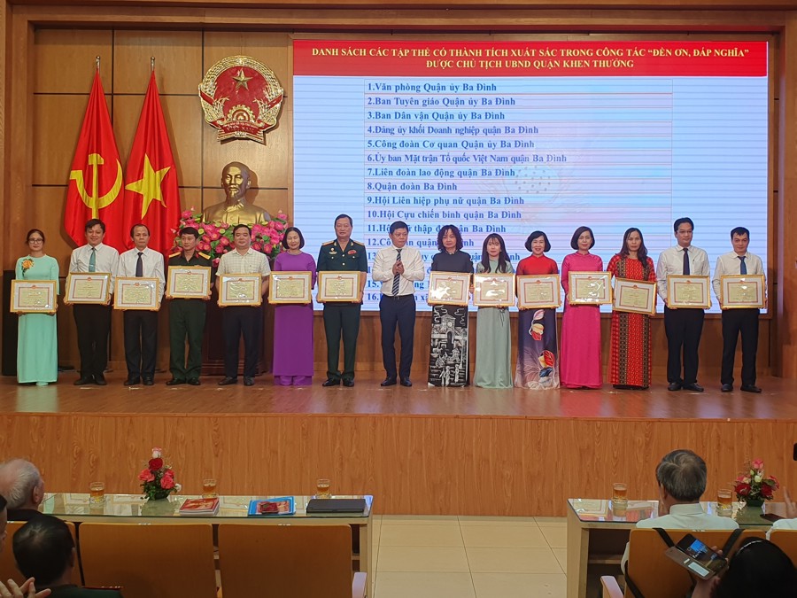 Lãnh đạo quận Ba Đình trao thưởng cho các đơn vị có thành tích xuất sắc trong phong trào Đền ơn đáp nghĩa. 