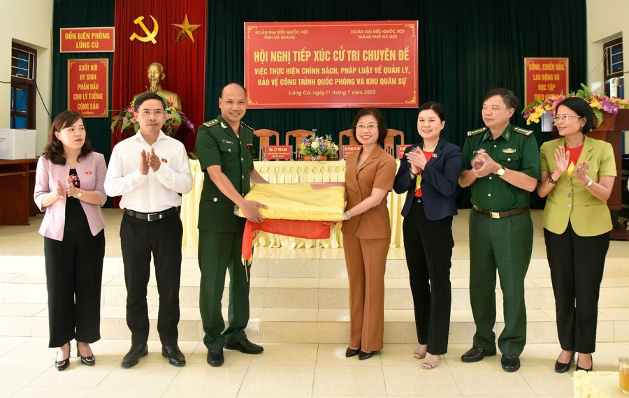 Đoàn đại biểu Quốc hội Thành phố Hà Nội phối hợp trao Lá cờ đỏ sao vàng Tổ quốc cỡ đại để treo trên cột cờ Lũng Cú.