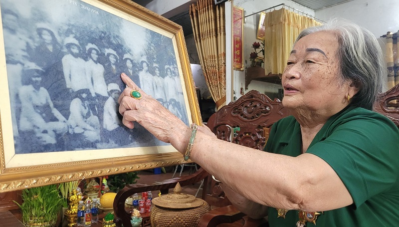 Bà Nguyễn Thị Hòe nâng niu, gìn giữ bức ảnh chụp cùng đồng đội nơi tuyến lửa Đồng Lộc năm 1968 