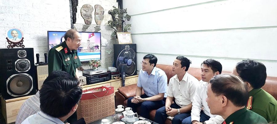 Lãnh đạo quận Hoàng Mai thăm hỏi các gia đình chính sách nhân dịp 27/7. Ảnh HM