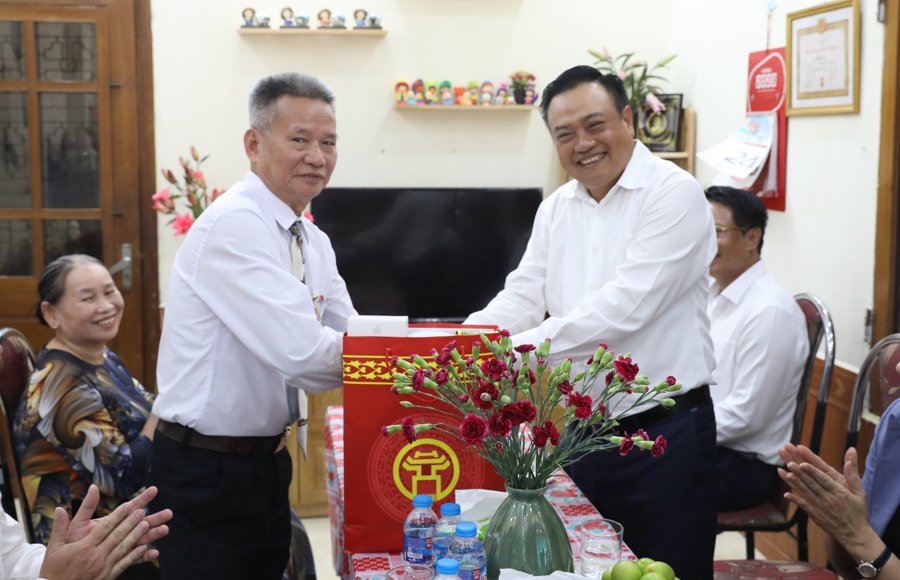 Chủ tịch UBND thành phố Hà Nội Trần Sỹ Thanh thăm, tặng quà ông Lê Xuân Hữu (phường Mộ Lao, quận Hà Đông). 