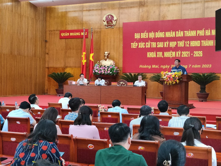  Các đại biểu HĐND thành phố Hà Nội (đơn vị bầu cử số 4) tiếp xúc cử tri quận Hoàng Mai sau kỳ họp thứ 12, HĐND thành phố khóa XVI. Ảnh AT