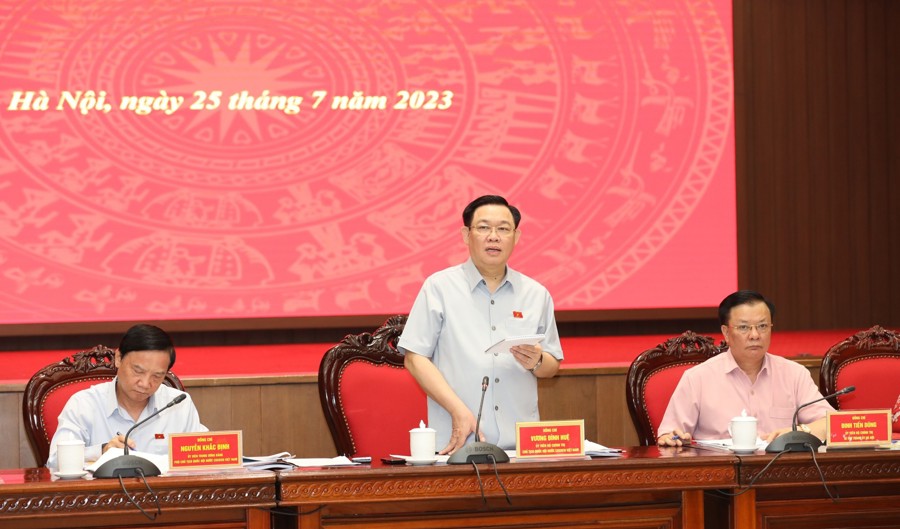 Chủ tịch Quốc hội Vương Đình Huệ phát biểu kết luận cuộc làm việc với Ban Thường vụ Thành ủy Hà Nội.