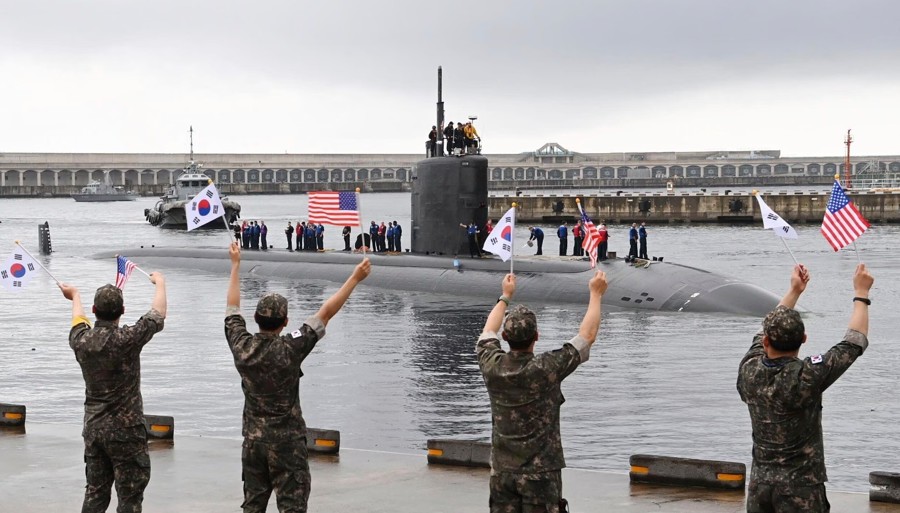 Tàu ngầm hạt nhân USS Annapolis của Mỹ cập cảng tại một căn cứ hải quân của Hàn Quốc trên đảo Jeju, hôm 24/7. Ảnh: AP