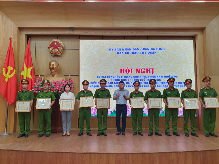 Quận Ba Đình đã khen thưởng các tập thể, cá nhân có thành tích trong thực hiện Kế hoạch số 01/KH-BCĐ của Ban Chỉ đạo 197 thành phố Hà Nội.
