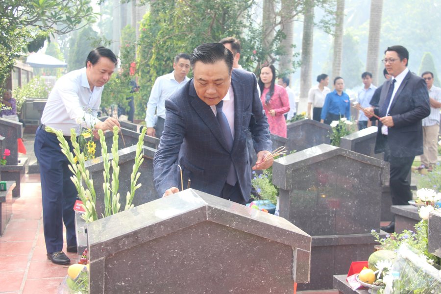 Chủ tịch UBND TP Trần Sỹ Thanh thắp hương tưởng nhớ các liệt sĩ tại Nghĩa trang Liệt sỹ TP Hà Nội.