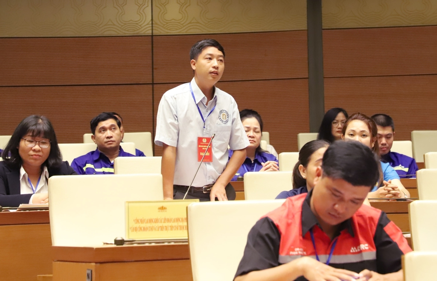 Anh Đinh Xuân Đức - công nhân Công ty TNHH Khởi Hùng (tỉnh Khánh Hòa) nêu ý kiến tại diễn đàn