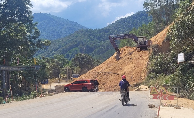Quốc lộ 8A nối tỉnh Hà Tĩnh với tỉnh Bô ly khăm xay của nước bạn Lào