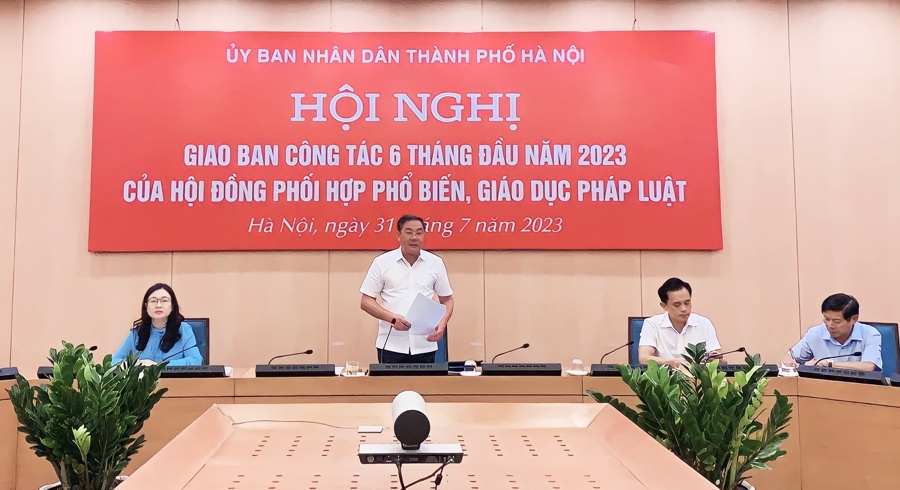 Phó Chủ tịch Thường trực UBND TP Lê Hồng Sơn - Chủ tịch Hội đồng Phối hợp phổ biến, giáo dục pháp luật TP Hà Nội phát biểu tại Hội nghị.
