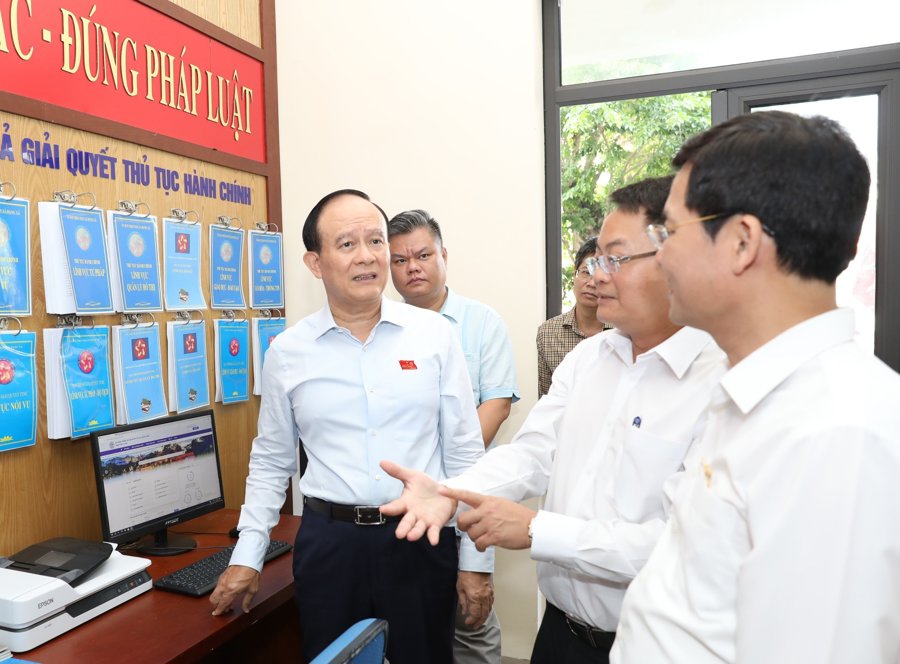 Đoàn giám sát của HĐND TP Hà Nội giám sát công tác cải cách hành chính tại xã Đặng Xá, huyện Gia Lâm.