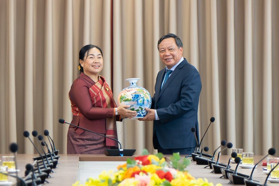 Phó Bí thư Thành ủy Nguyễn Văn Phong trao quà lưu niệm cho đoàn đại biểu Hội Liên hiệp phụ nữ Thủ đô Viêng Chăn. 