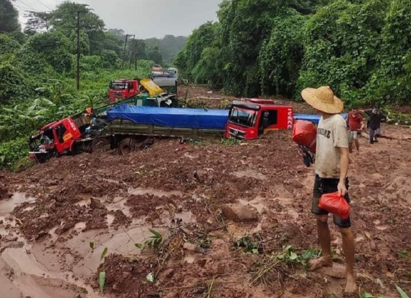 Sạt lở đất nghiêm trọng tại khu vực Đèo Đất trên tuyến Quốc lộ 8 từ Lào về Việt Nam