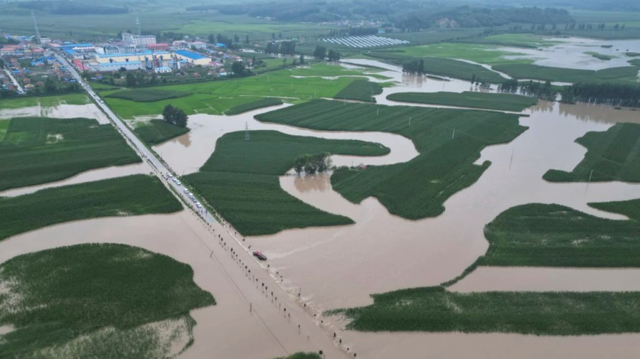 Những cánh đồng và con đường ở TP Thư Lan, tỉnh Cát Lâm, Đông Bắc Trung Quốc bị nước lũ nhấn chìm hôm 4/8. Ảnh: AP