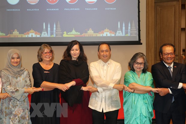 Đại sứ các nước ASEAN tại Prague chụp ảnh lưu niệm với khách mời tại lễ kỷ niệm. (Ảnh: Ngọc Biên/TTXVN)