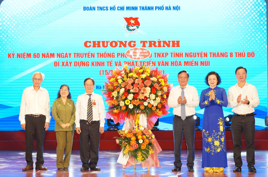 Lãnh đạo thành phố Hà Nội trao tặng lẵng hoa chúc mừng cựu TNXP tình nguyện Tháng 8 Thủ đô. 