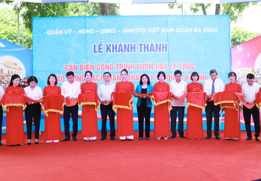 Các đại biểu thực hiện nghi thức cắt băng khánh thành và gắn biển công trình Vườn hoa Lê Trực, phường Điện Biên. 