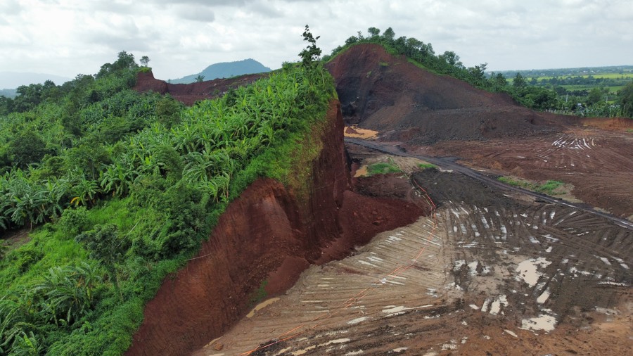Một ngọn đồi tại xã Suối Cát (huyện Xuân Lộc, Đồng Nai) đã được lấy đất để lại hình hài nham nhỡ.