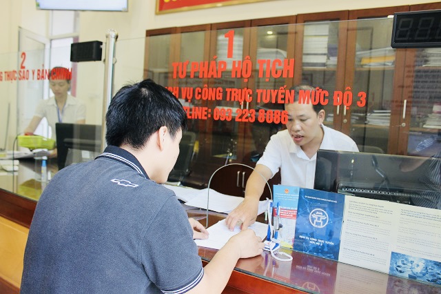 Công dân thực hiện thủ tục hành chính tại bộ phận một cửa phường Khương Mai (quận Thanh Xuân)