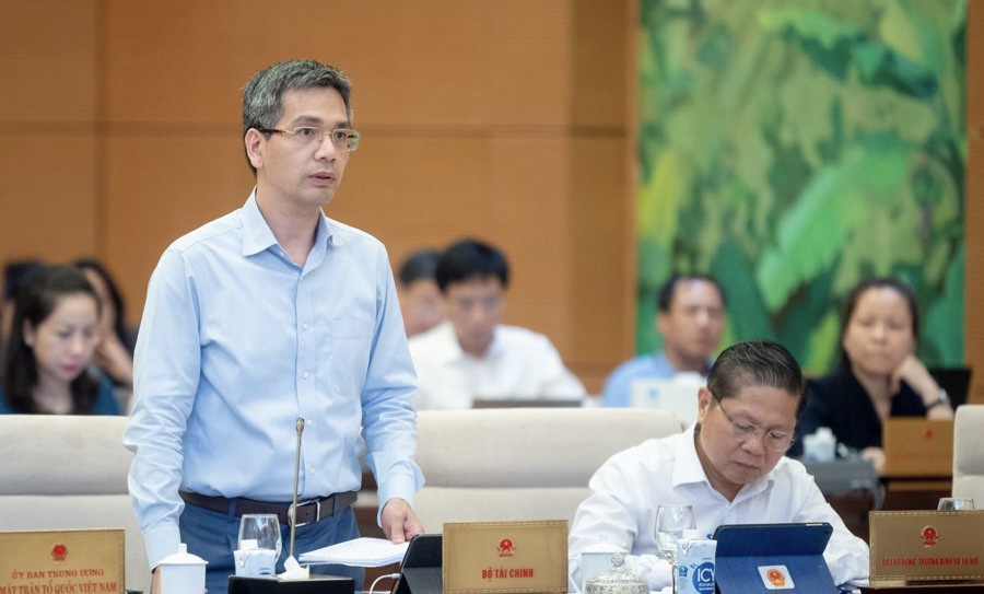 Thứ trưởng Bộ Tài chính Võ Thành Hưng phát biểu tại phiên họp chiều 14/8 của Uỷ ban Thường vụ Quốc hội. Ảnh: Quochoi.vn