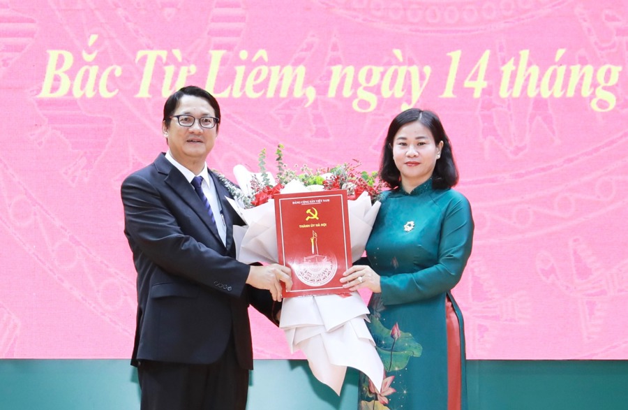 Phó Bí thư Thường trực Thành ủy Hà Nội Nguyễn Thị Tuyến trao quyết định cho đồng chí Vũ Hà.