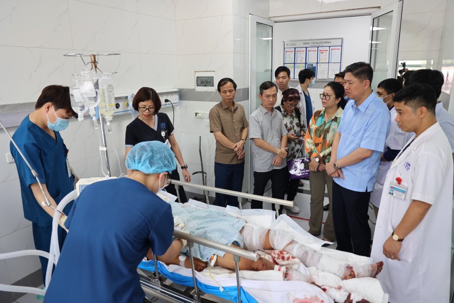 Đại diện lãnh đạo quận Ba Đình kịp thời thăm hỏi nạn nhân vụ nổ khí ga ở phố Yên Phụ. 