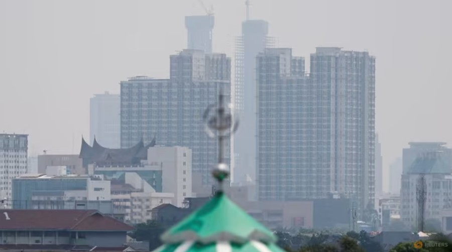 Sương mù bao phủ Jakarta, Indonesia, ngày 9/8/2023. Ảnh: Reuters